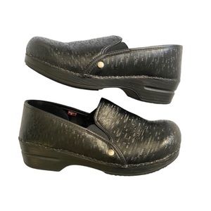 Sanita‎ Women’s Reese Black Clogs Size 40